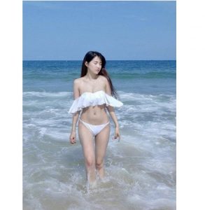 Cô nàng càng ngọt ngào quyến rũ hơn trong bộ bikini màu trắng